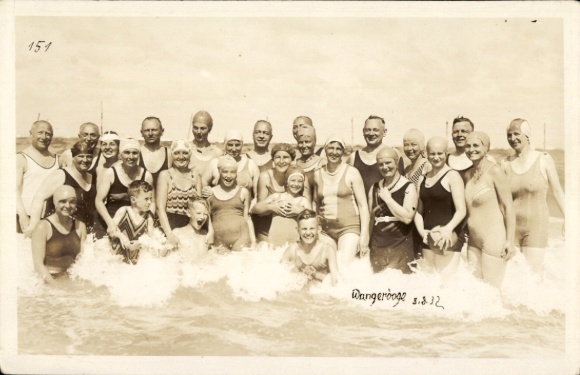 Photo Postcard North Sea resort Wangerooge in East Frisia, people in the water, swimwear