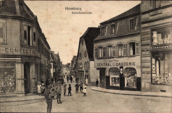 Postcard Homburg in the Palatinate Saarland, Bahnhofstrasse, passers-by, Central drugstore
