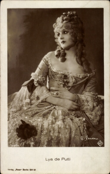 Ak-actrice Lya de Putti, portret in een baljurk, Ross Verlag 1267/2