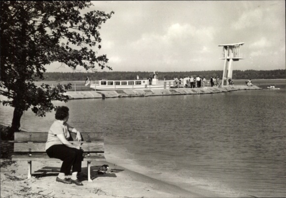 Ak Waren an der Müritz, Frau auf Bank, Steg, Passagiere, Boot, Wassersport, Baum