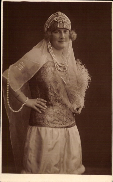 Foto Ak Frau in Tracht, Porträt, Perlen, Schmuck