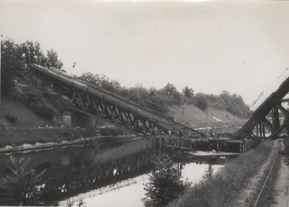 Original Fotos Berlin Tempelhof, zerstörte Techow-Brücke, um 1945/46, ca. 12 x 17 cm