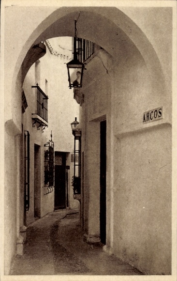 Ak Barcelona Katalonien Spanien, Gasse mit Bogen, Laternen, Schild "ARCOS", weißer Putz