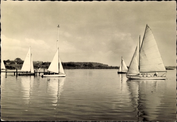 Ak Seehof am Schweriner See, Segelboote auf ruhigem Wasser, verschwommene Landschaft im Hintergru