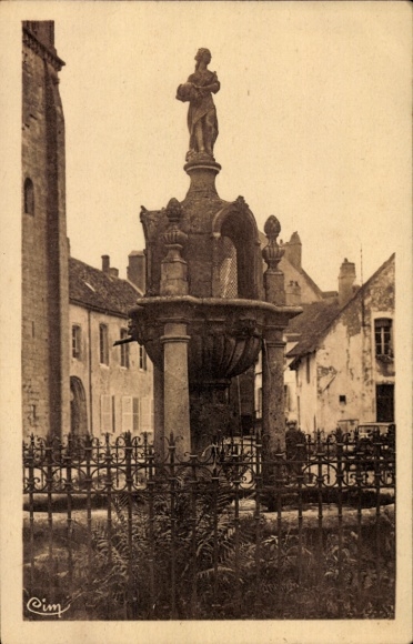 KP Saulieu Côte-d'Or, fontanna ze statuą otoczoną balustradą, w tle budynek