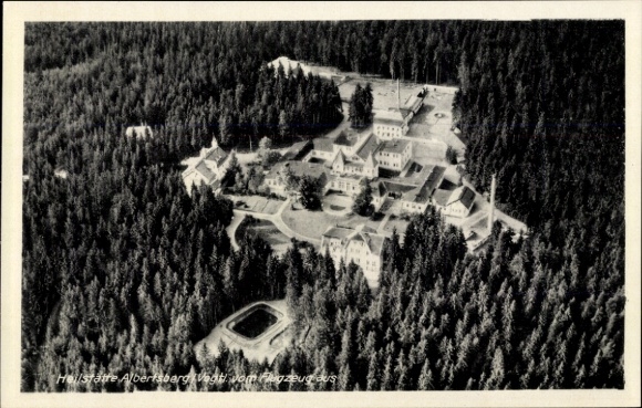 Postcard Albertsberg Auerbach im Vogtland, aerial photograph, sanatorium from above, forest area, old architecture