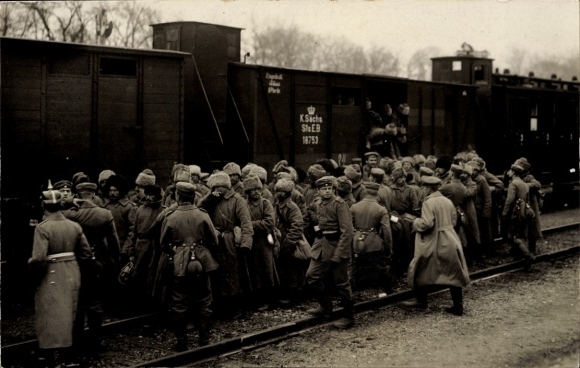 Photo Postcard Ulm on the Danube, prisoner of war camp, prisoners of war, arrival at the train station