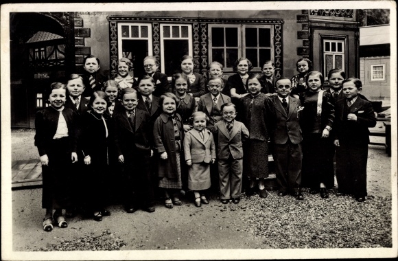 Postcard Paris, International Exhibition 1937, A group of the population of Kingdom of Lilliput