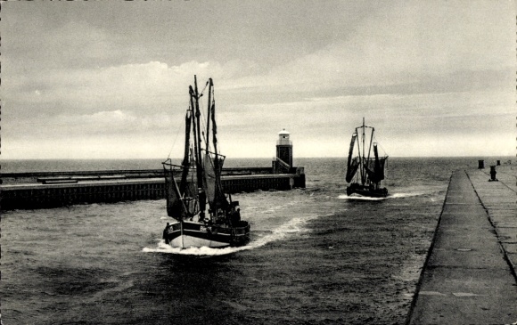 Ak Noordzee badplaats Büsum, twee vissersboten, haven, wolken, havenmuur, vuurtoren