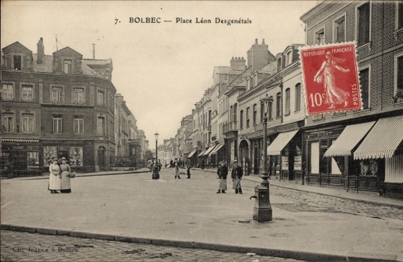 Ak Bolbec Seine Maritime, Place Leon Desgenetais, Geschäfte