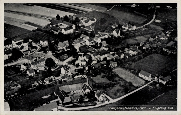 Ak Langenwetzendorf in Thüringen, Luftbildansicht von  grüne Felder, Wohngebäude, Straßen