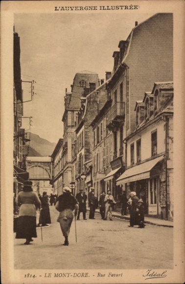 Postcard Le Mont Dore Puy de Dôme, historical city view, Rue Favart, commercial buildings, promenade