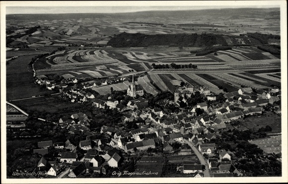 Ak Weilerbach Rheinland Pfalz, Totalansicht der Ortschaft mit Umgebung, Kirche, Fliegeraufnahme