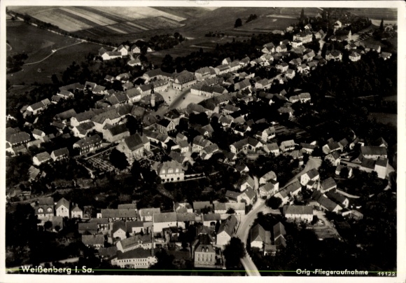 Ak Weißenberg in der Oberlausitz, Fliegeraufnahme von der Ortschaft mit Umgebung