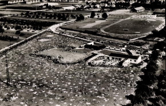 Postcard Hattersheim am Main, aerial view of busy meadow, people on blankets, surroundings