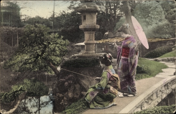 Postcard Japan, two Japanese women in traditional costume in a Japanese garden