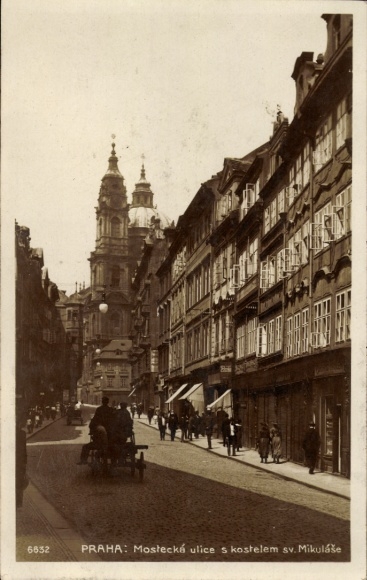 Ak Praha Prag Tschechien, Mostecká ulice s kostelem sv. Mikuláše