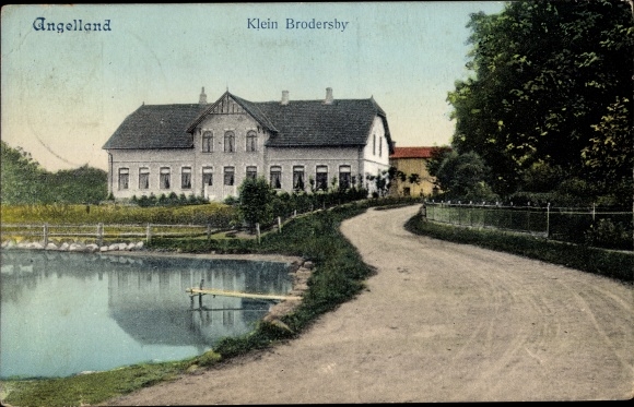 Ak Klein Brodersby in Angeln, Ortspartie, Teich