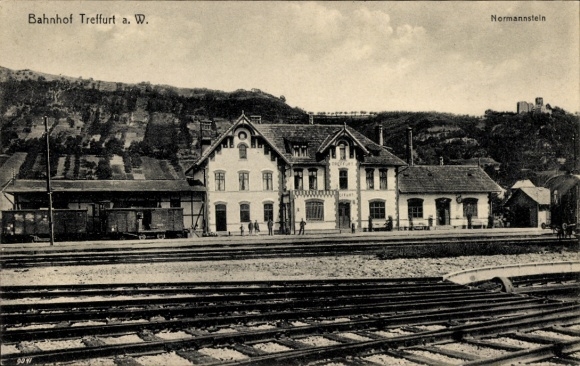 Ak Treffurt an der Werra, Bahnhof  Normannstein, Bahnhofgebäude, Gleise