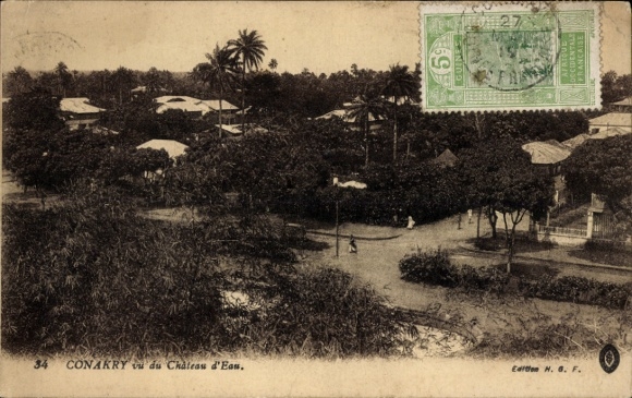 Ansichtkaart Conakry Guinea, stadsgezicht met bomen, huizen, straat, poststempel