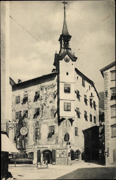 Ak Schwaz in Tirol, Fuggerhaus, Uhrturm, Geschäfte, Schwarz-Weiß-Foto