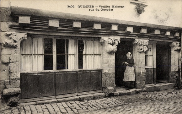 Postcard Quimper Finistère, Old Houses, Street du Guéodet, Woman in Traditional Clothing