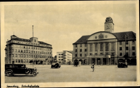 Ak Sonneberg in Thüringen, Bahnhofsplatz, Autos