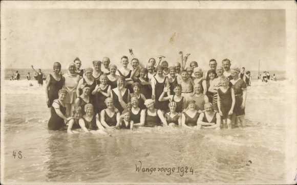 Photo Postcard North Sea resort Wangerooge, bathers in swimsuits on the beach, group photo, July 9, 1924