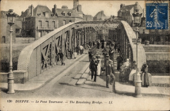 Ak Dieppe Seine Maritime, Die Revolving Bridge, Menschen auf der Brücke, historische Bauten
