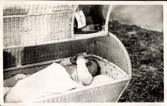 Ak Prinzessin Marijke in Korbwiege