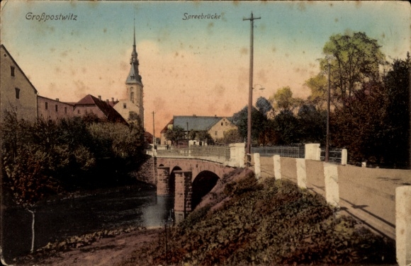 Ak Großpostwitz in Sachsen, Spreebrücke, Kirche im Hintergrund, idyllische Landschaft,  Ansicht