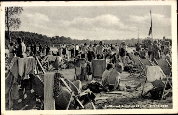Ak Arendsee in der Altmark, Strand mit vielen Menschen, Liegestühle, Bäume, Wasser im Hintergrund