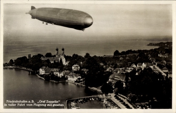 Ak Friedrichshafen am Bodensee, Luftschiff LZ 127 Graf Zeppelin, Fliegeraufnahme