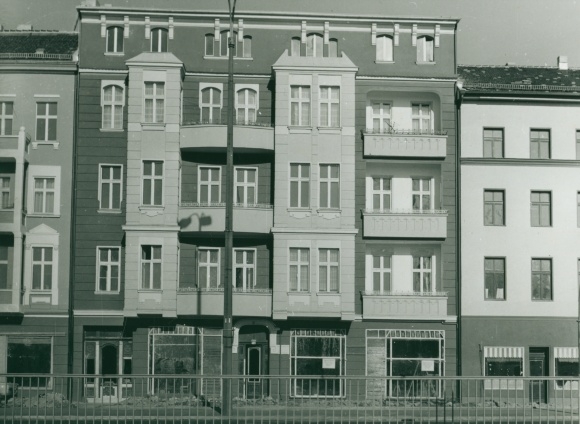 Photo Berlin Lichtenberg Alt Friedrichsfelde, street of liberation north, old buildings, shop
