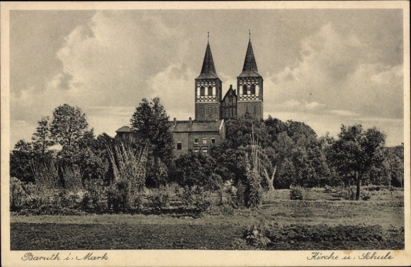 Ak Baruth in der Mark, Kirche und Schule in  zwei Türme, grüne Landschaft