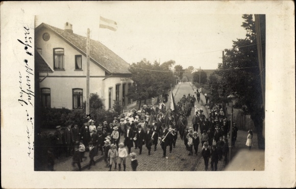 Photo Postcard Apen in Oldenburg Ammerland, street party, parade