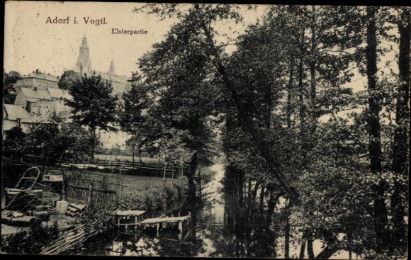 Ak Adorf im Vogtland, Blick auf Fluss, Bäume, Gebäude, Ortsschild, Elsterpartie