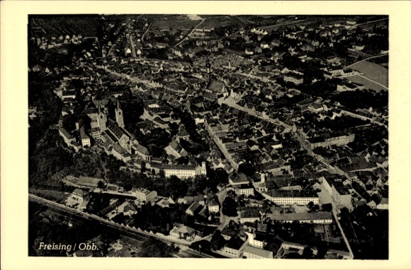 Ak Freising in Oberbayern, Luftaufnahme von  Stadtansicht, viele Häuser