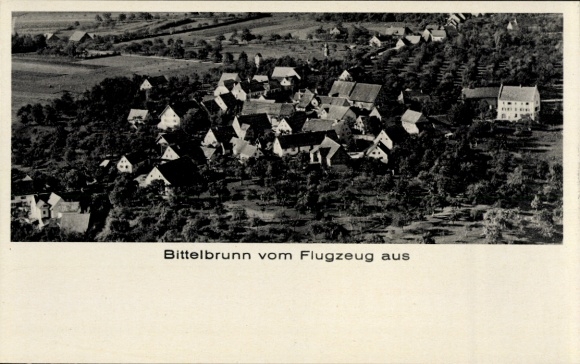 Ak Bittelbrunn Engen im Hegau Baden, Luftaufnahme von  überwiegende ländliche Bebauung, keine Per