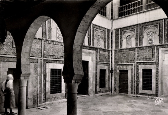 Ak Sfax Tunesien, Innenhof mit Bögen, dekorierte Wände,  Architektur