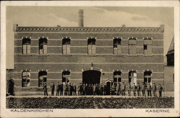 Postcard Kaldenkirchen Nettetal on the Lower Rhine, soldiers in front of the barracks