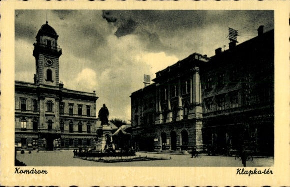KP Komárom Komorn Węgry, rynek Klapka-tér, pomnik, budynek, chmury,