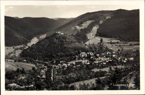 Ak Leutenberg in Thüringen, Landschaftsaufnahme, Dorfansicht, Bergen, Wäldern, Fluss