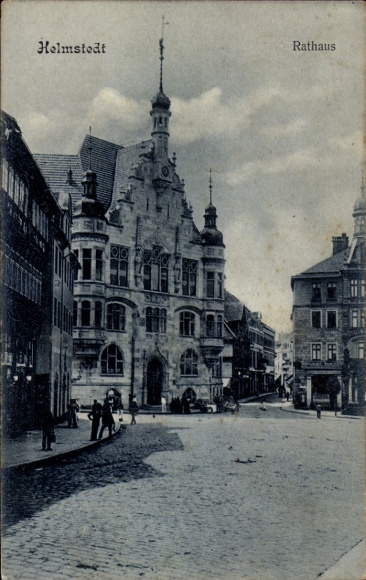 KP Helmstedt w Dolnej Saksonii, ratusz, budynek w stylu historycznym, ludzie na ulicy