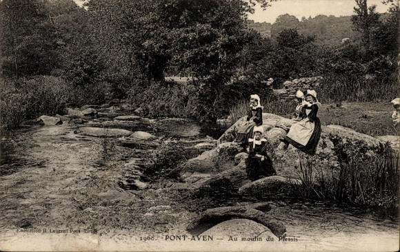 PC Pont Aven Finistère, women in traditional costumes