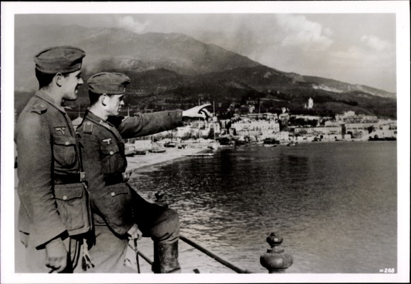 Photo Hoffmann, H., German Wehrmacht soldiers in the port of Yalta, November 1941