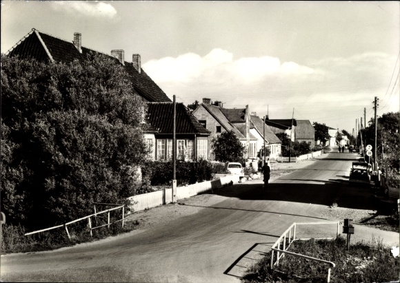 Postcard Börgerende Rethwisch in Mecklenburg-Western Pomerania, street section, passer-by