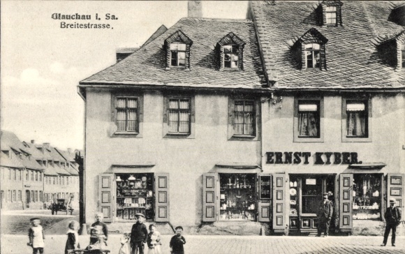 Postcard Glauchau in Saxony, Breitestrasse, Ernst Kyber shop, children on the street