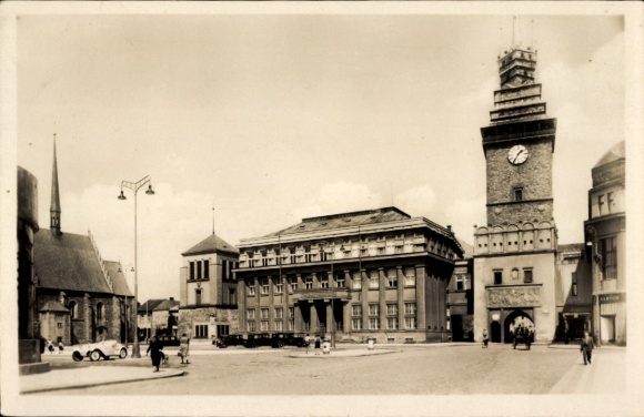 Ak Pardubice Pardubitz Stadt, Stadtplatz mit Markt, historische Gebäude, Uhrturm, Autos