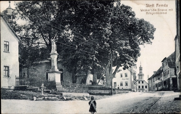 Ak Remda, Weimarsche Straße mit Kriegerdenkmal